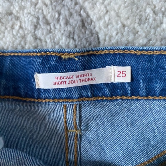 SOLD | Levi’s ribcage shorts - Picture 5 of 6